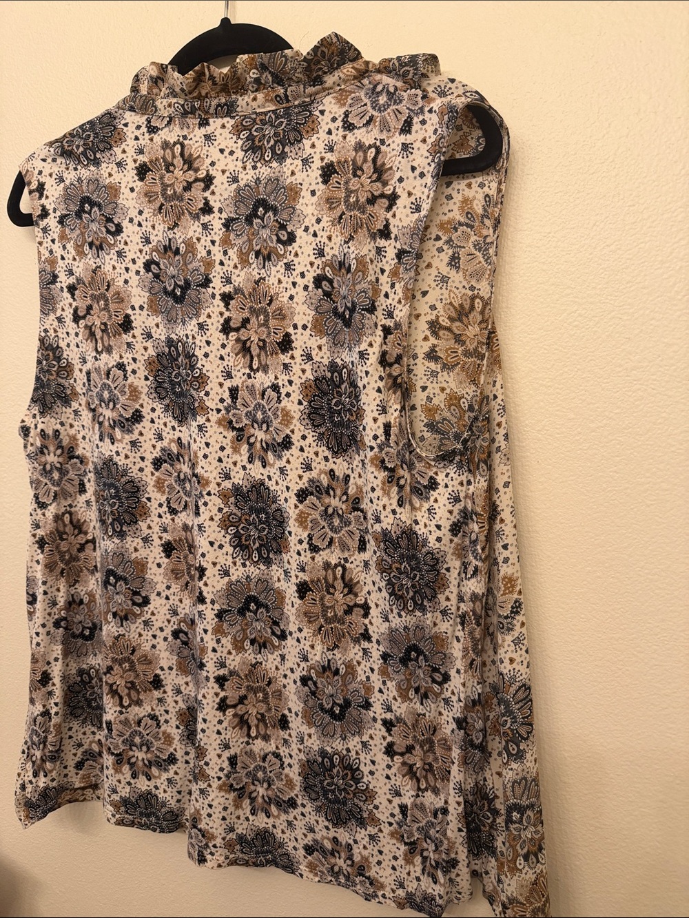 LOFT Sleeveless Floral Ruffle Neck Blouse in Cream, Brown and Black XL - Picture 7 of 8
